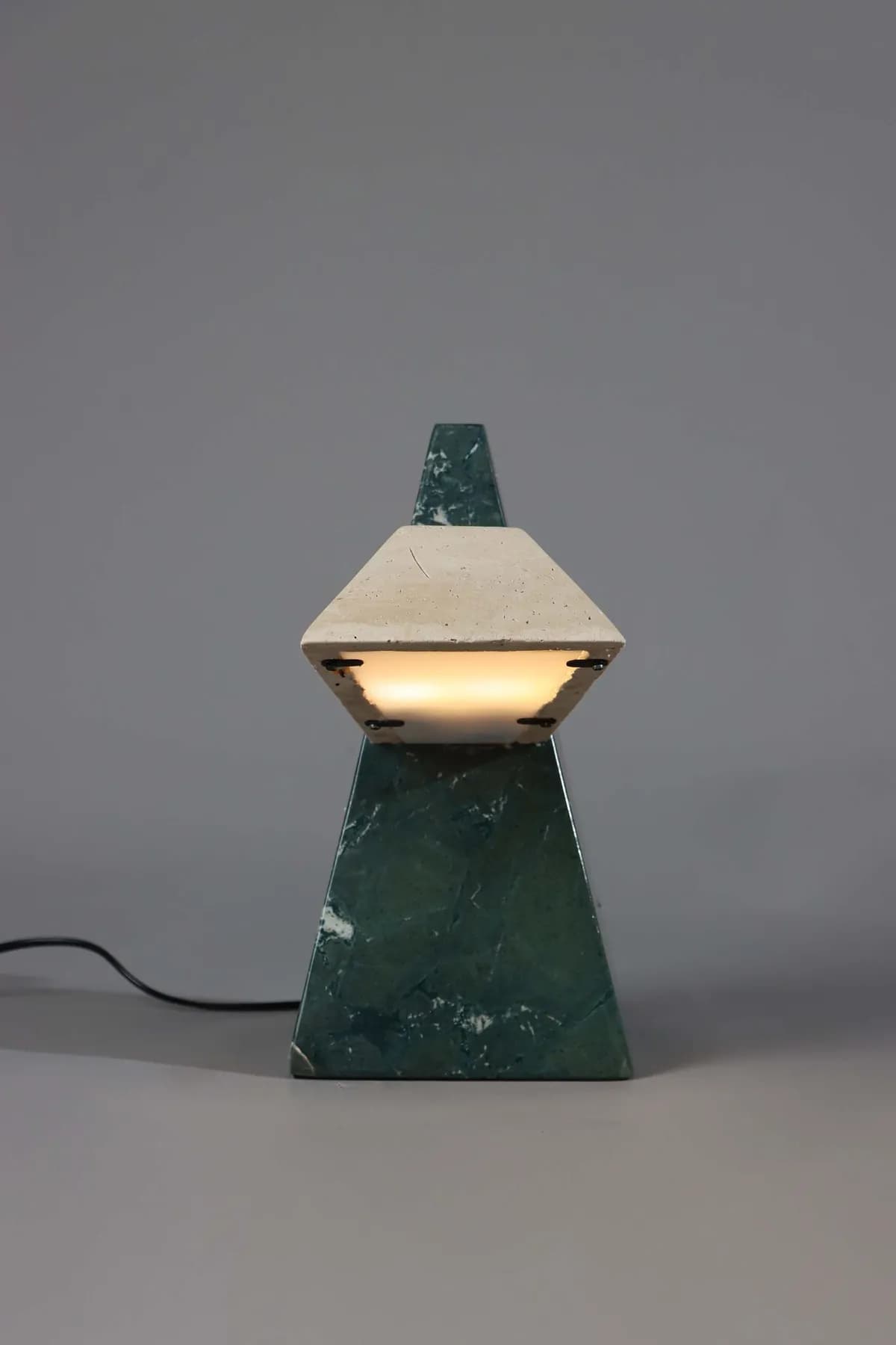 Edge marble table lamp in Beige Travertine and Verde Guatemala, view 2