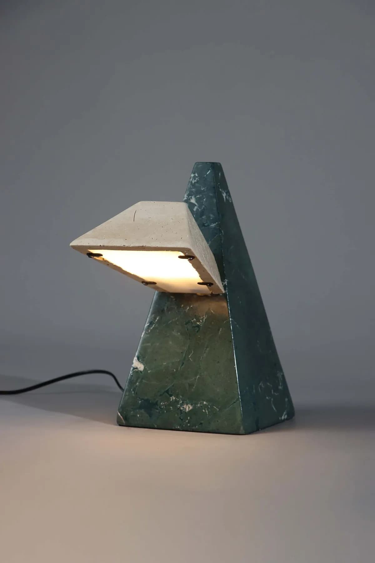 Edge marble table lamp in Beige Travertine and Verde Guatemala, view 3