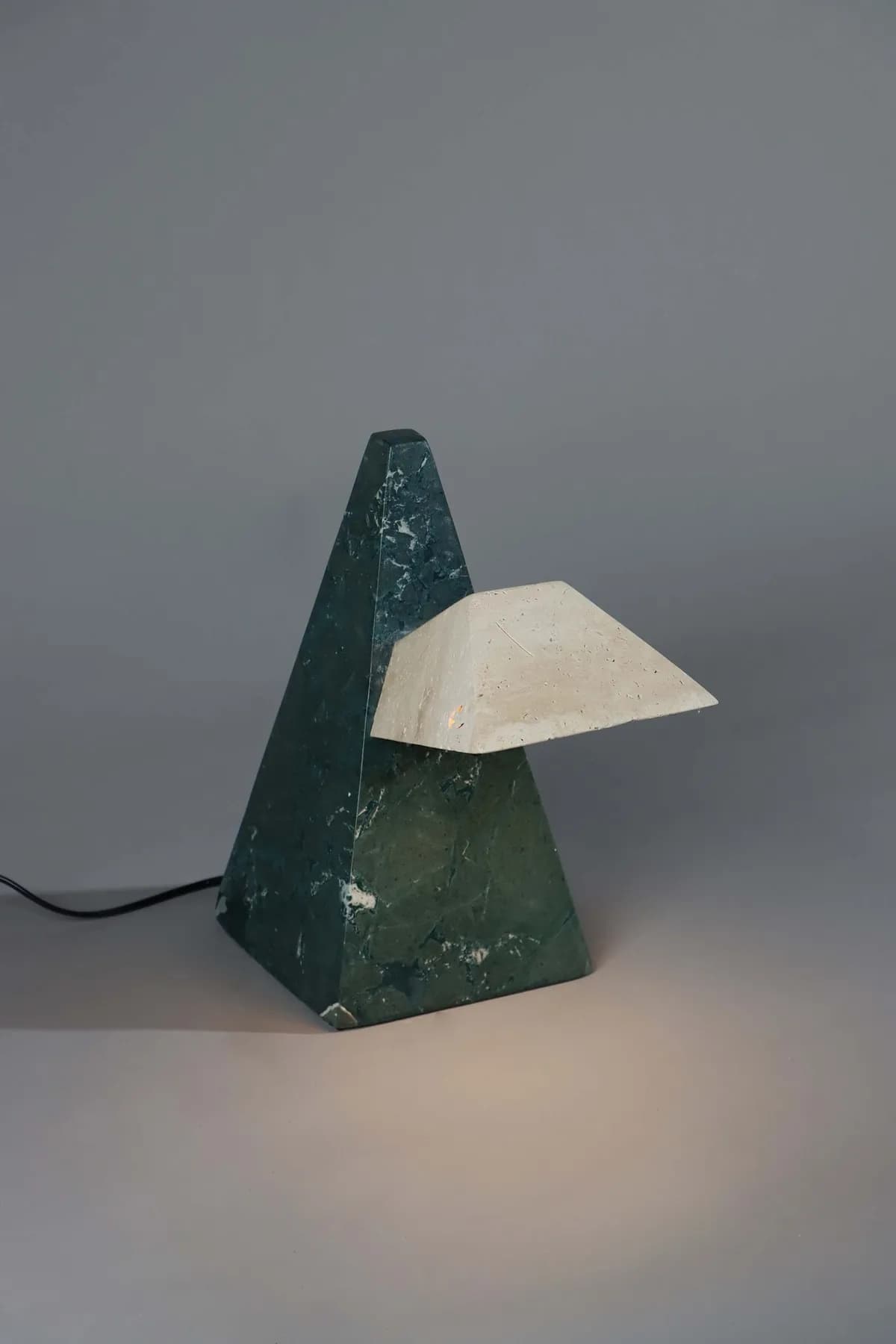 Edge marble table lamp in Beige Travertine and Verde Guatemala, view 4