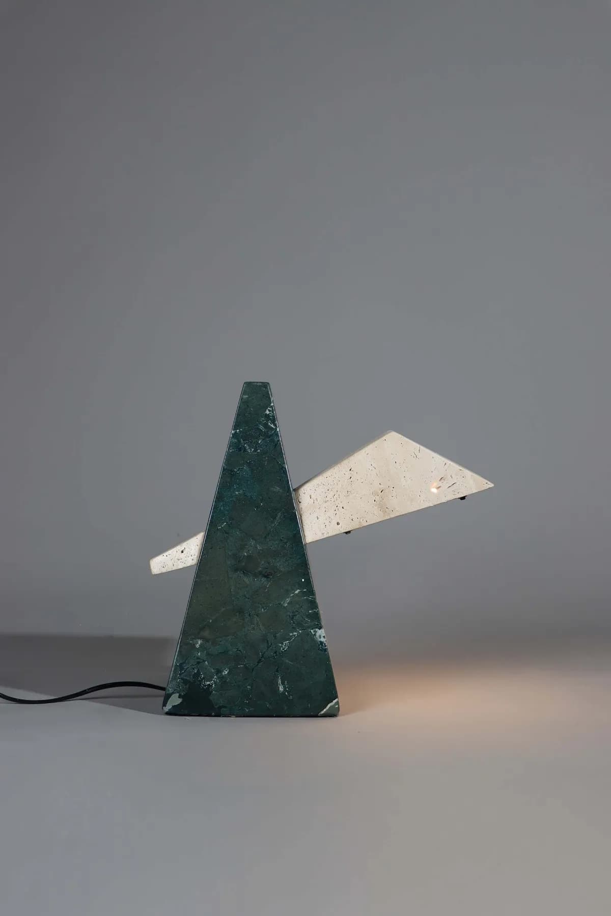 Edge marble table lamp in Beige Travertine and Verde Guatemala, view 5