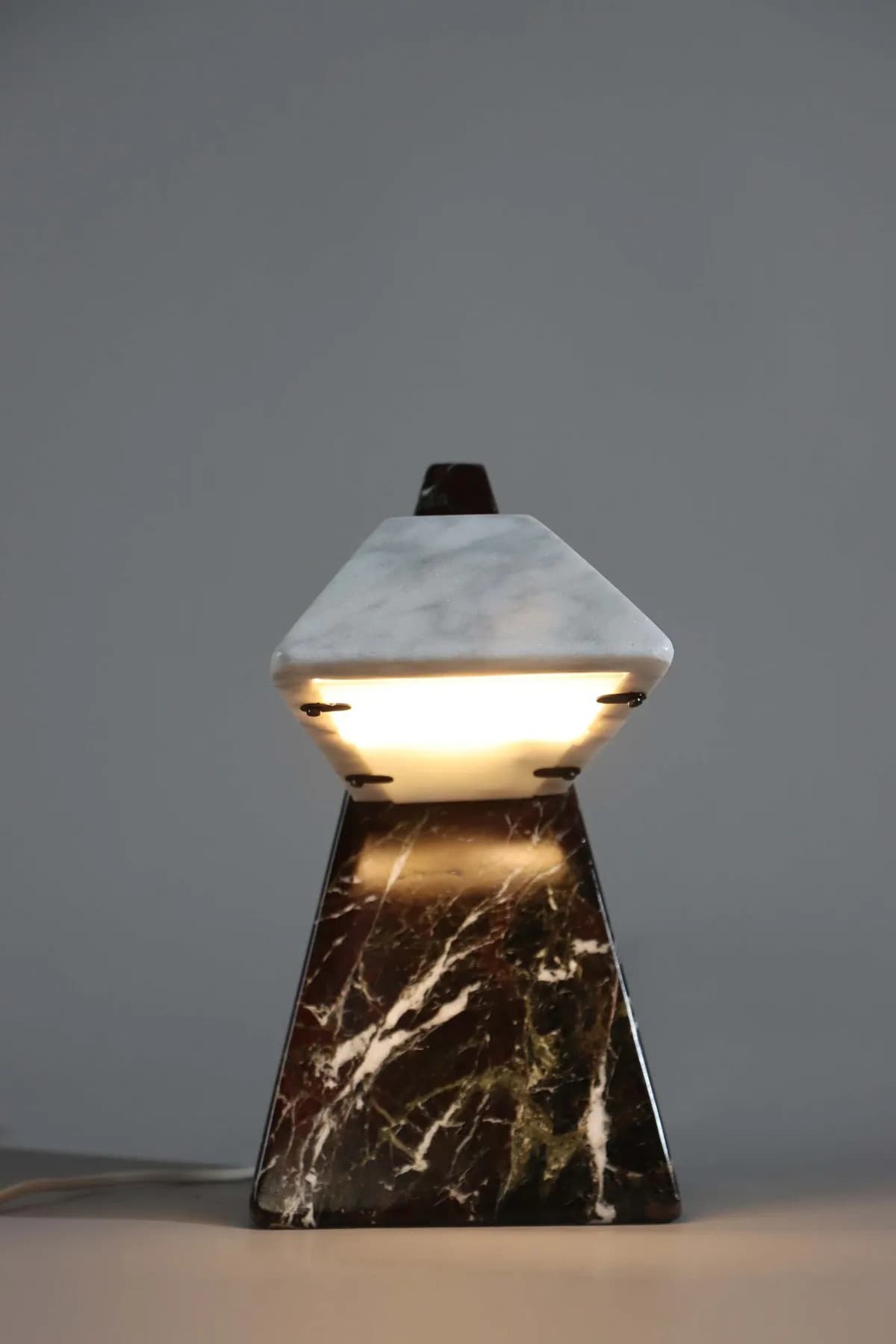 Edge marble table lamp in Carrara and Rosso Levanto, view 3