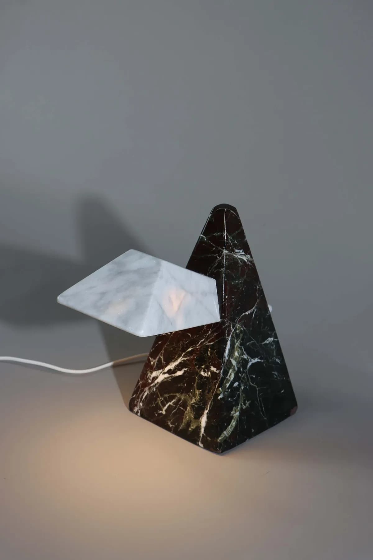 Edge marble table lamp in Carrara and Rosso Levanto, view 4