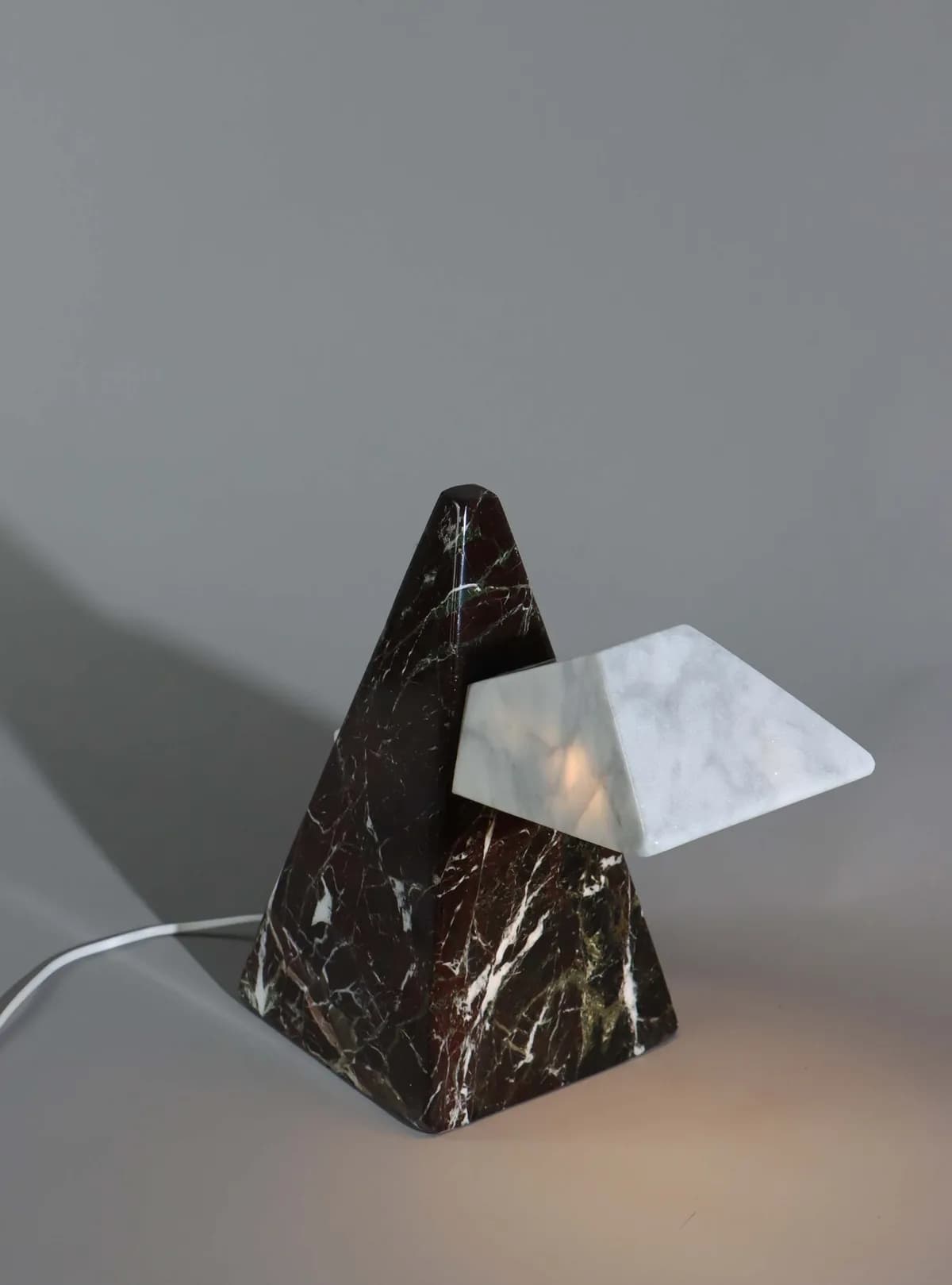 Edge marble table lamp in Carrara and Rosso Levanto, view 6