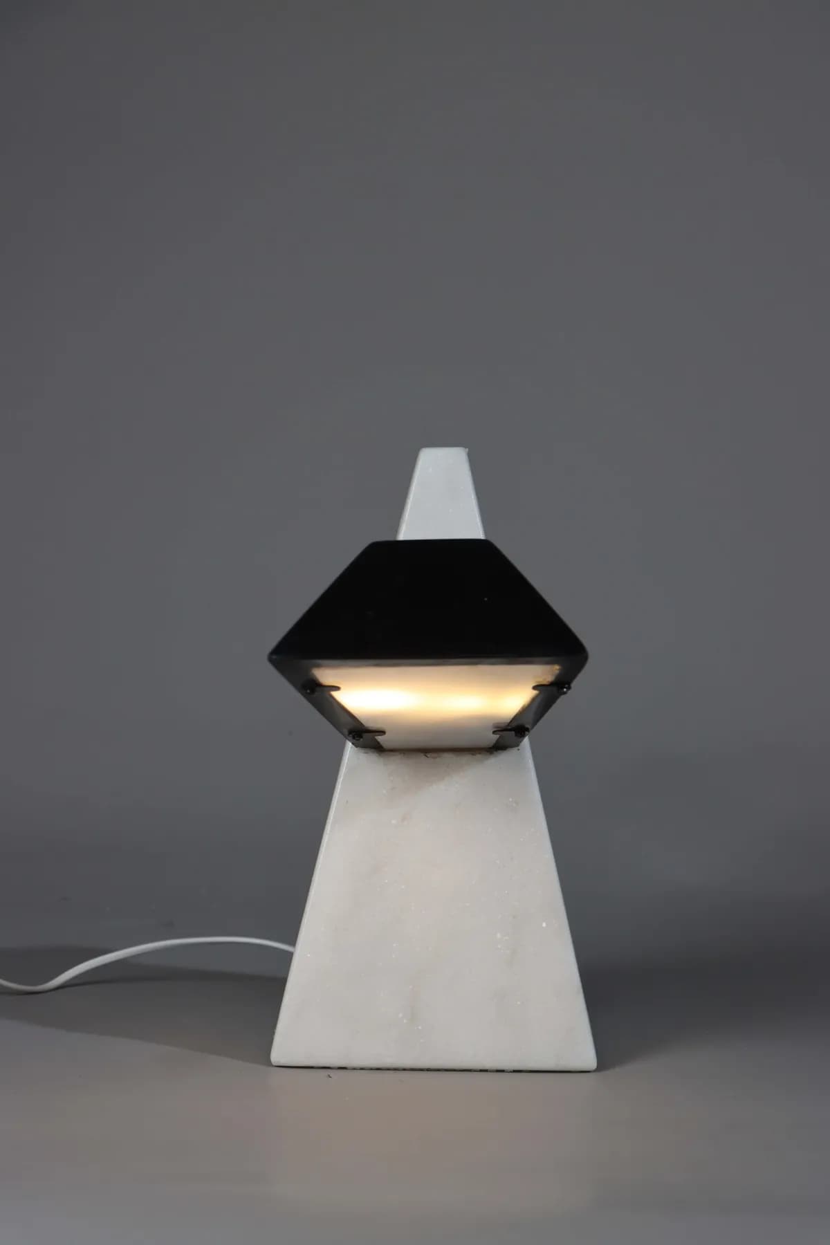 Edge marble table lamp in Nero Marquina and White Marble, view 2