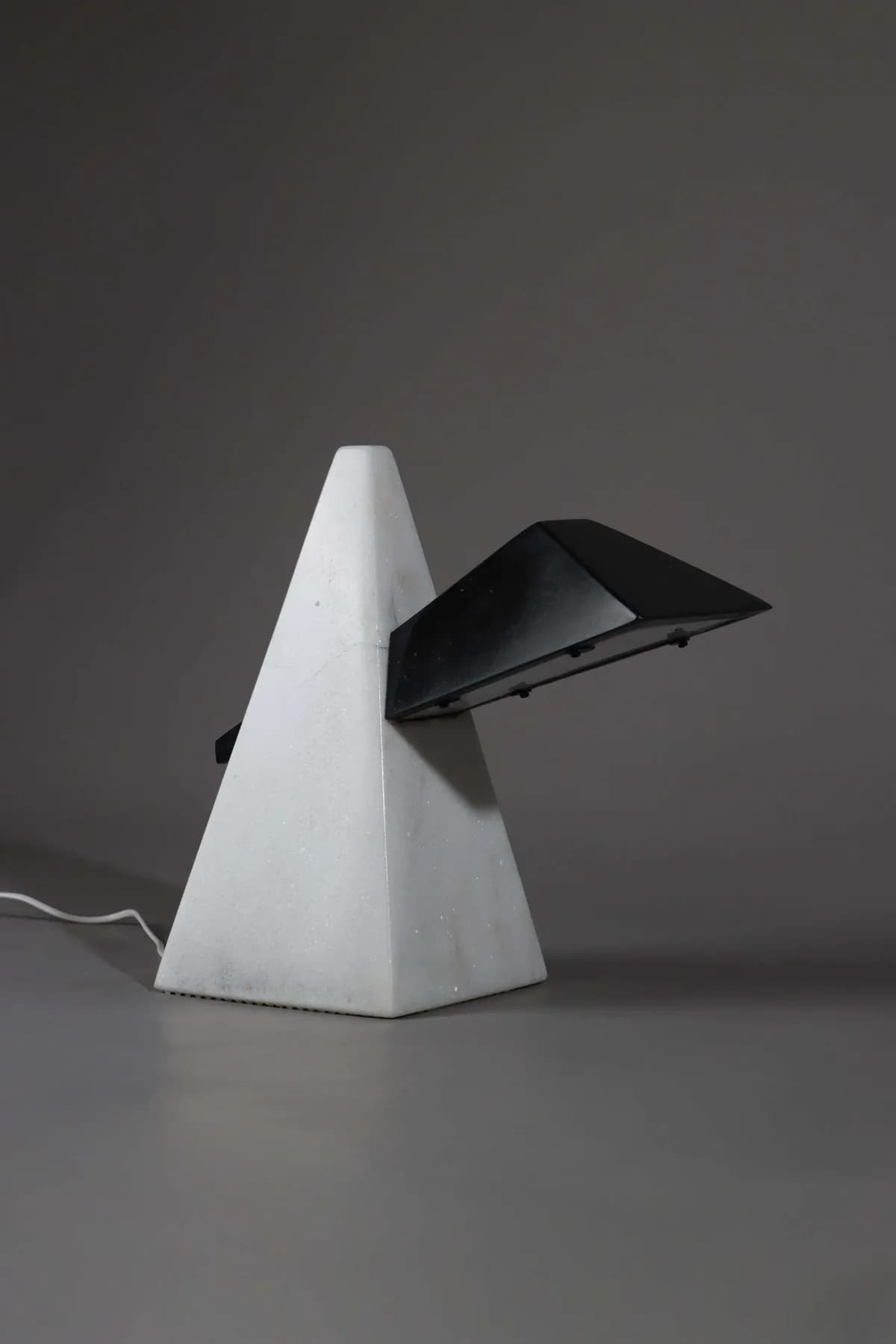Edge marble table lamp in Nero Marquina and White Marble, view 3