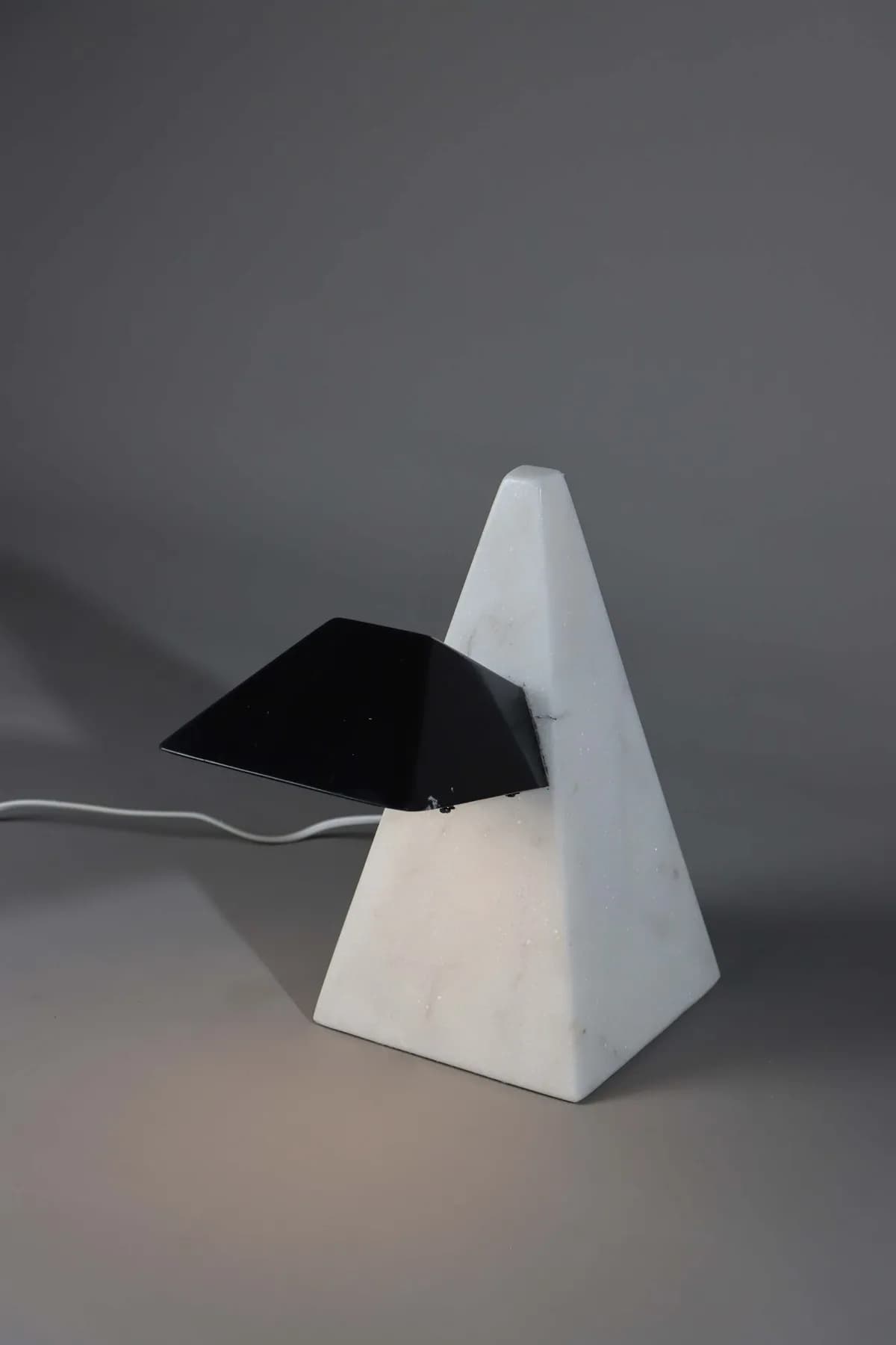 Edge marble table lamp in Nero Marquina and White Marble, view 4