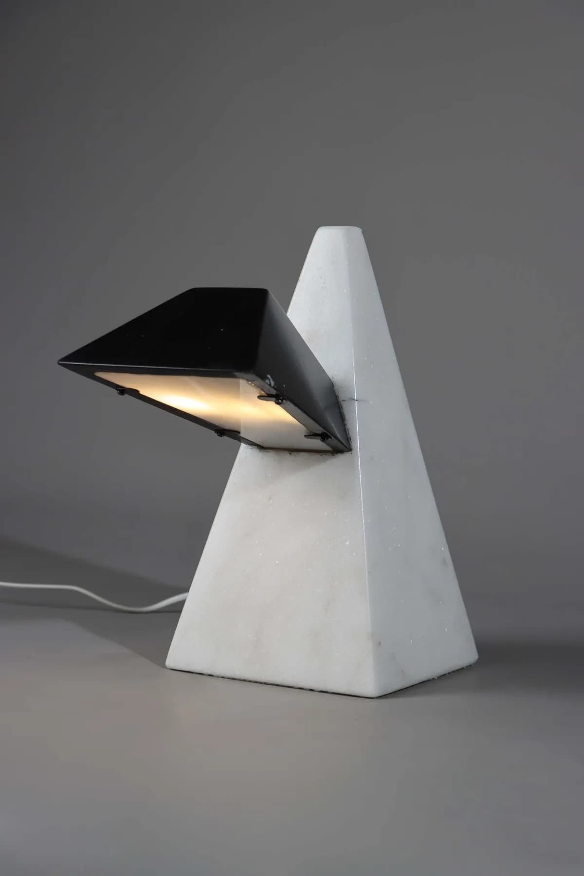 Edge marble table lamp in Nero Marquina and White Marble, view 5