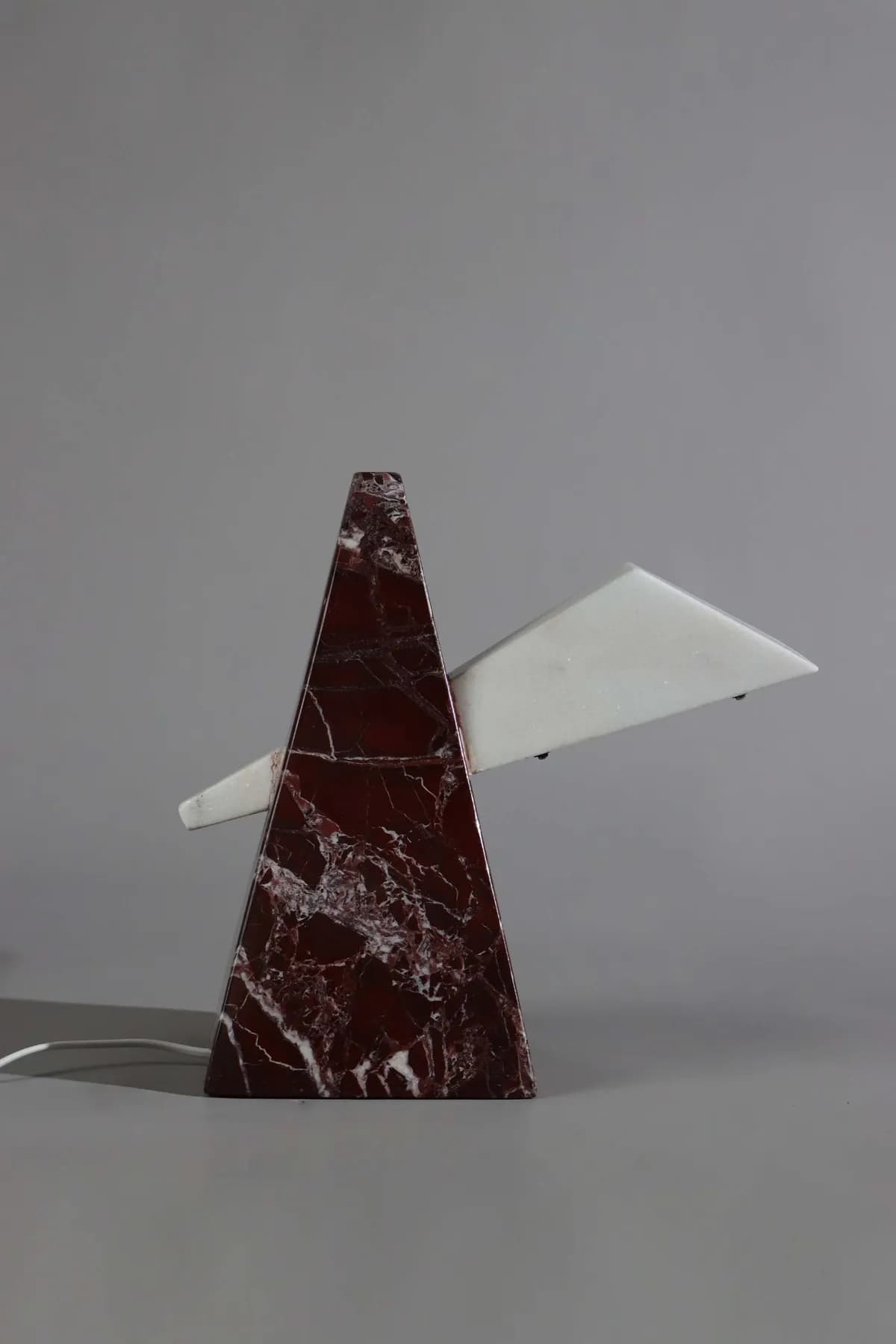 Edge marble table lamp in White Marble and Rosso Levanto, view 2