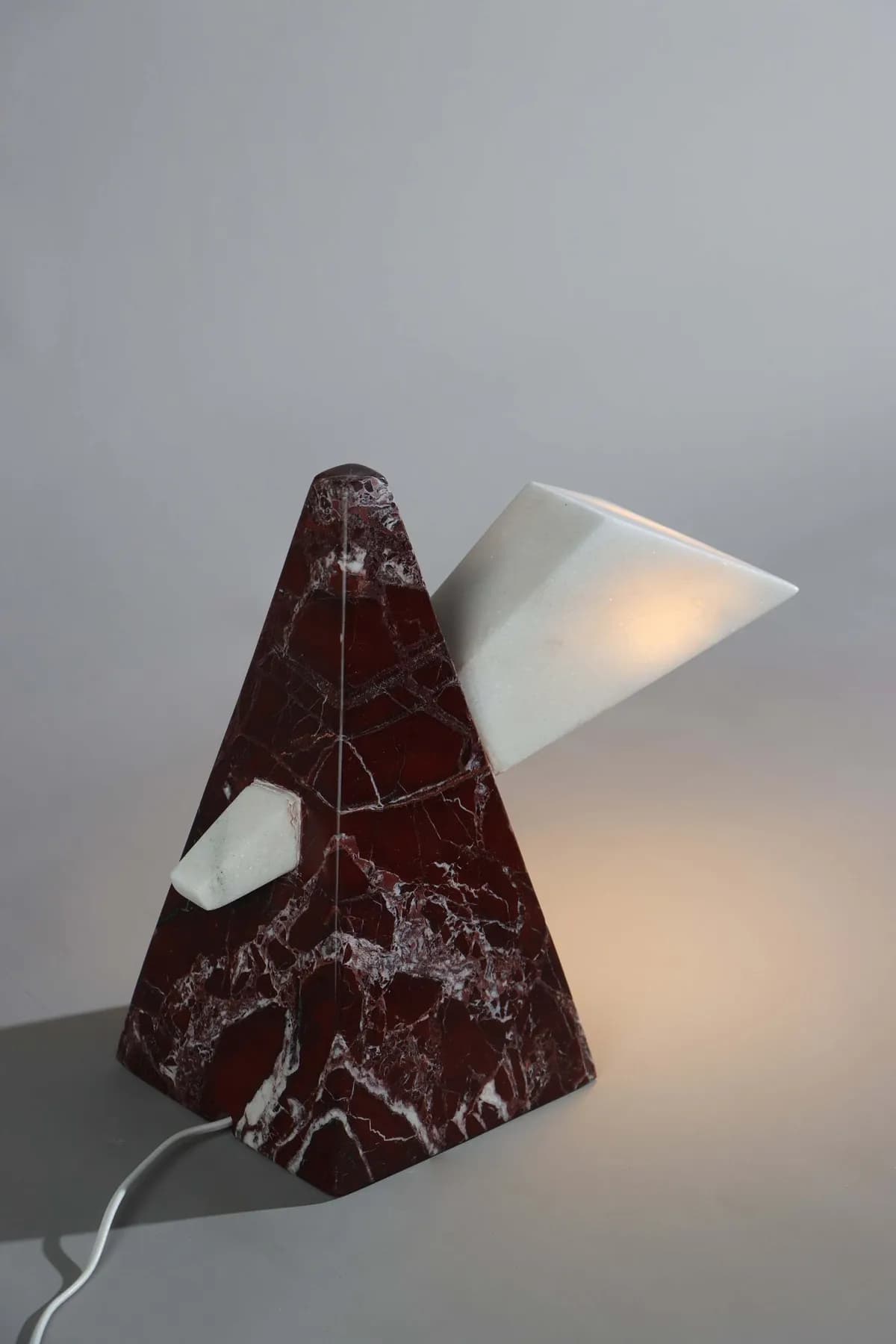 Edge marble table lamp in White Marble and Rosso Levanto, view 3