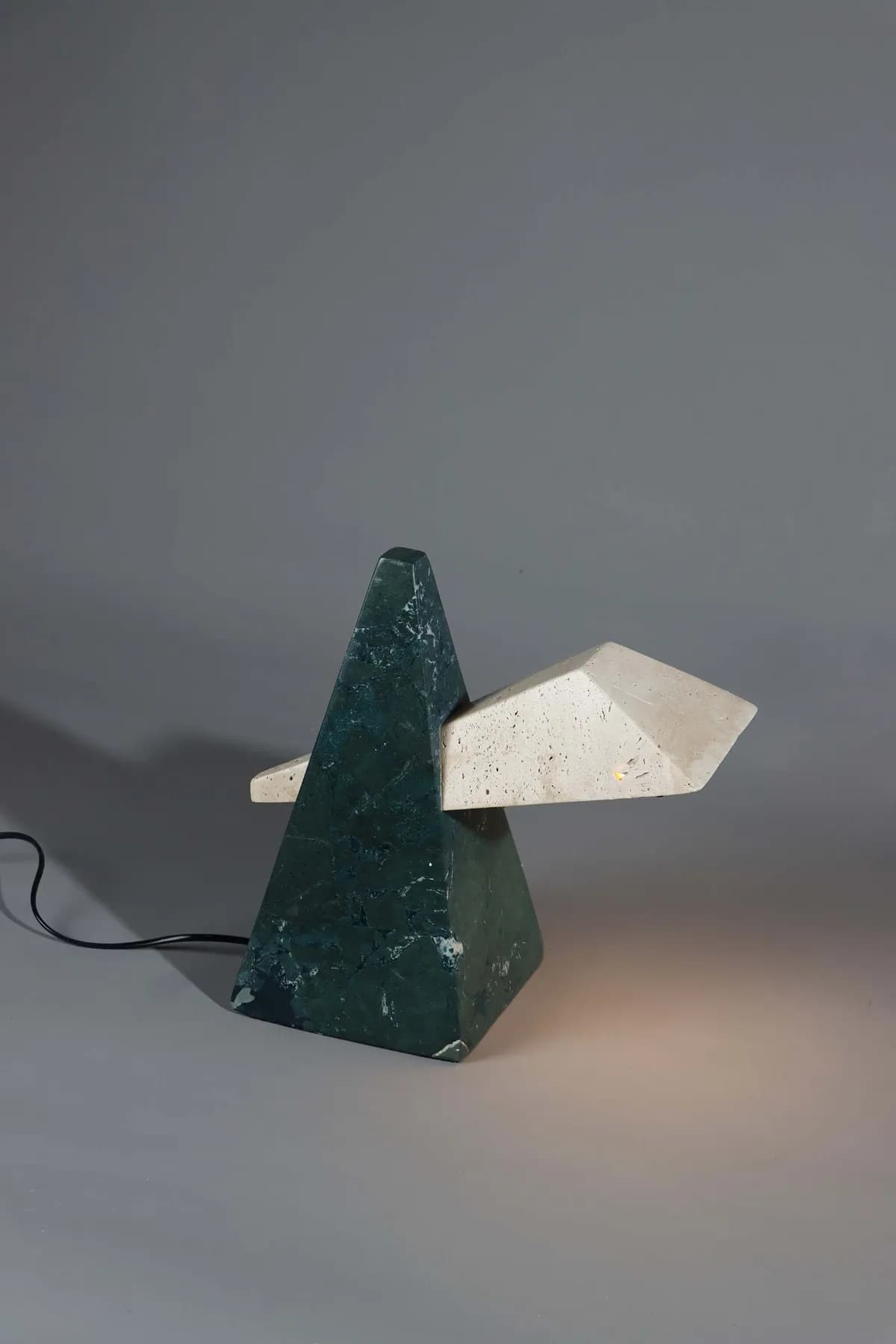 Edge marble table lamp in Beige Travertine and Verde Guatemala